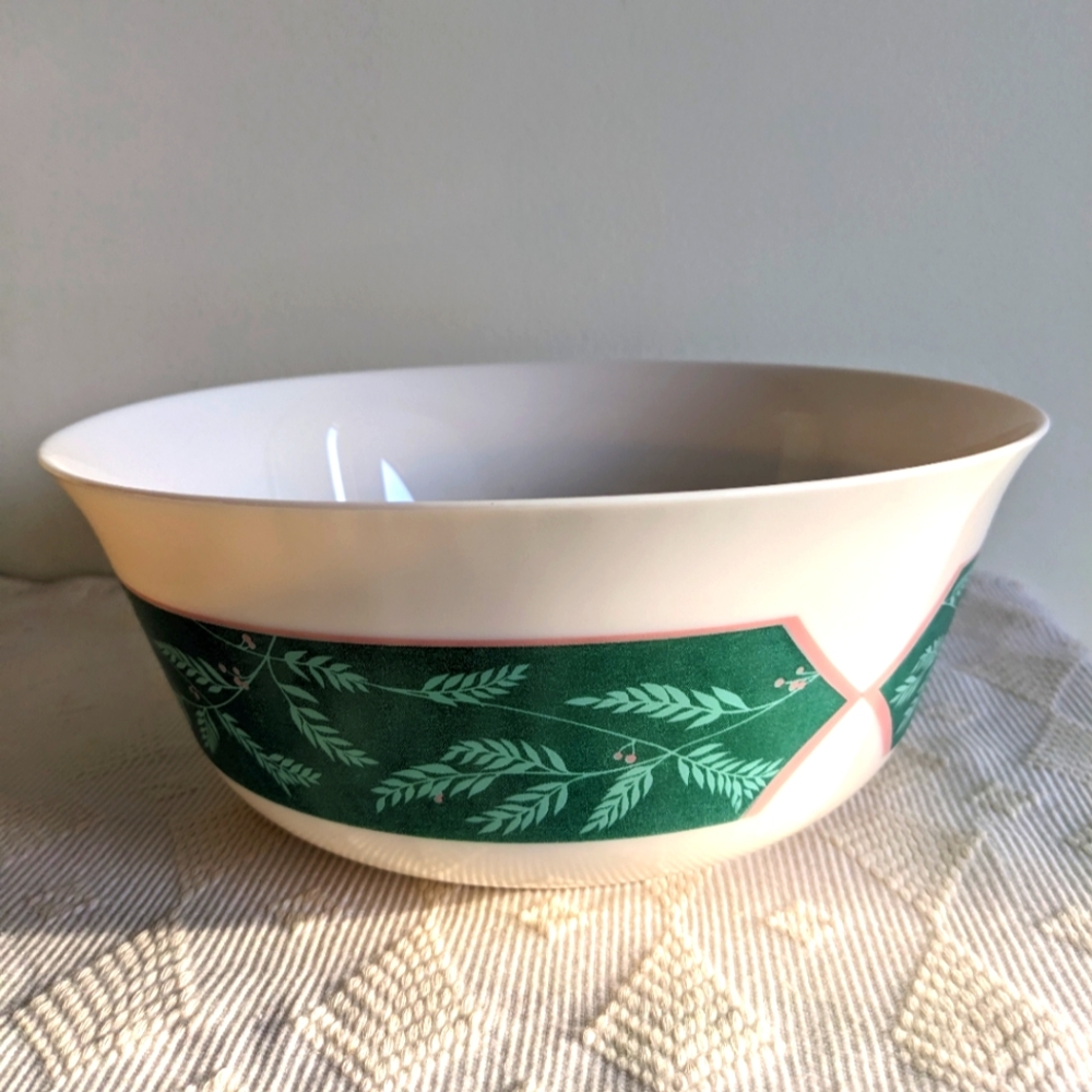Arcopal France Christmas salad bowl in leaves and holly like pattern
